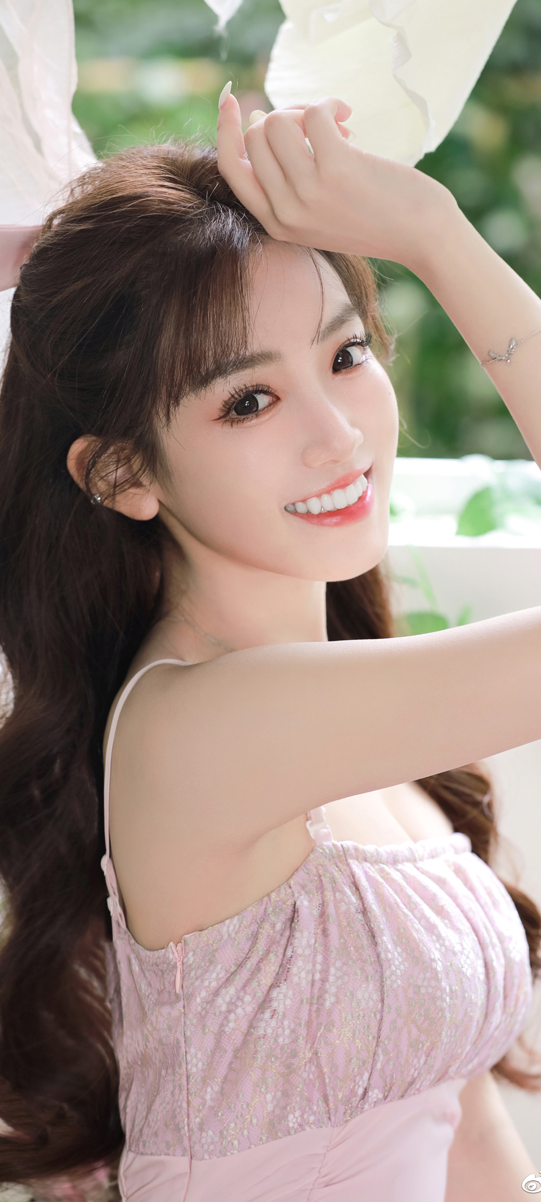 美丽微笑露牙美女高清手机壁纸桌面图片