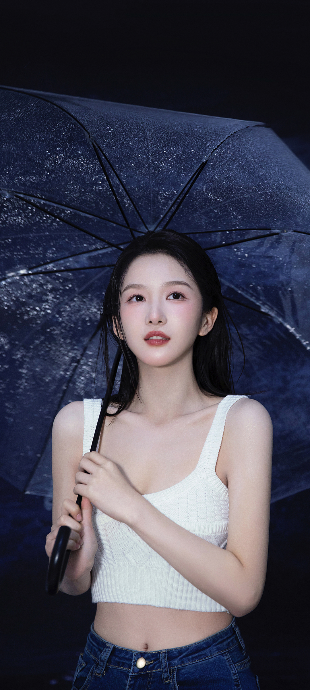 撑伞的清纯美女全屏高清手机壁纸