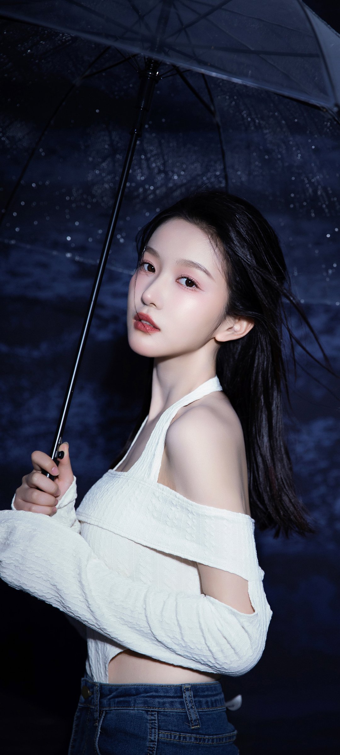 撑伞的清纯美女回眸高清手机壁纸