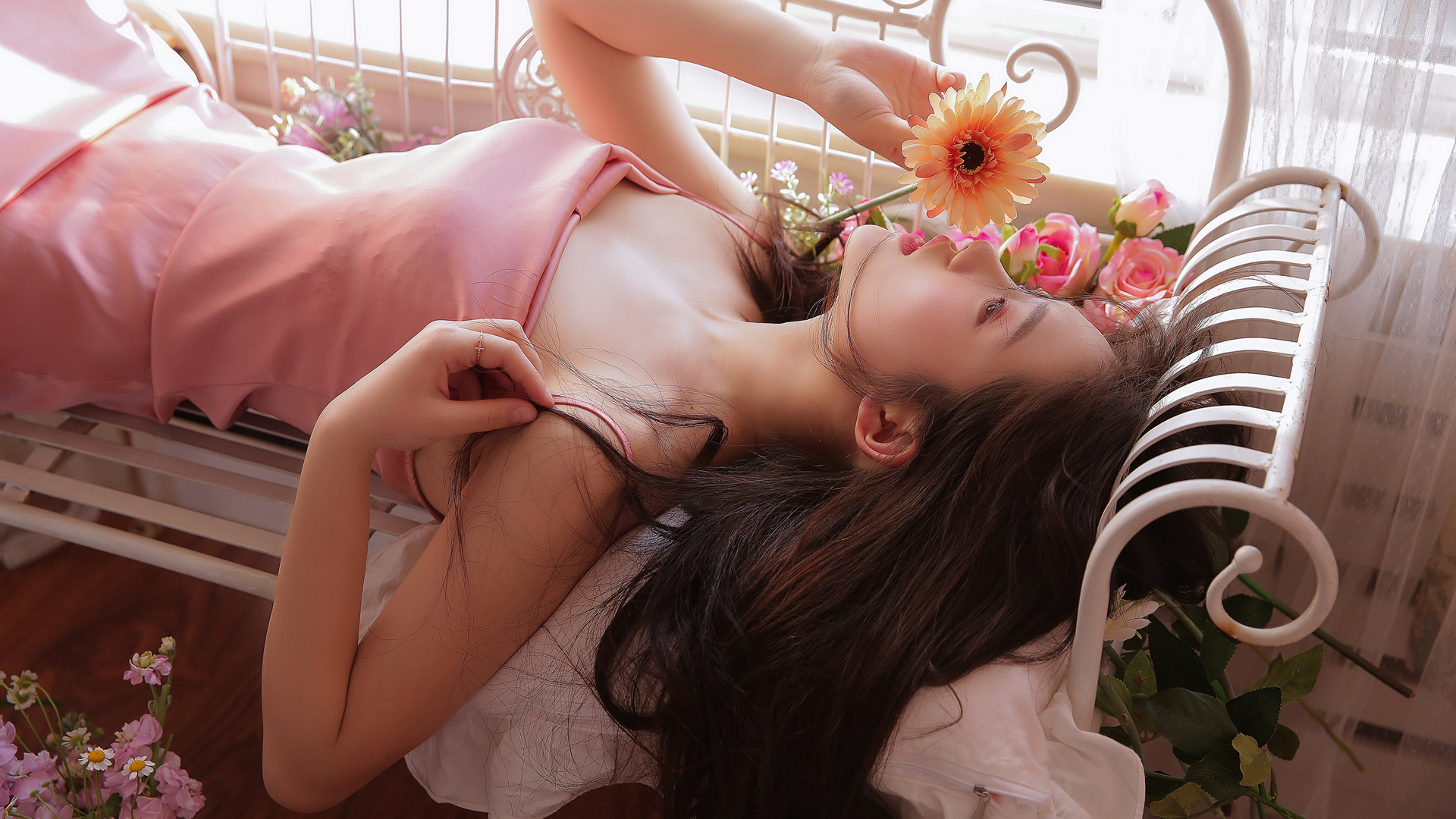 居家 美女 鲜花 粉色吊带裙子 唯美好看美女写真高清壁纸