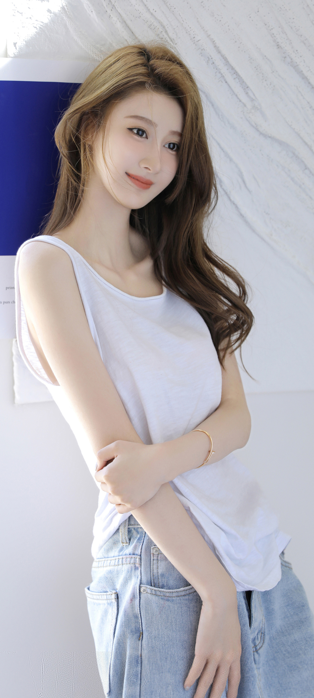 白色衣服牛仔裤美女模特高清手机壁纸