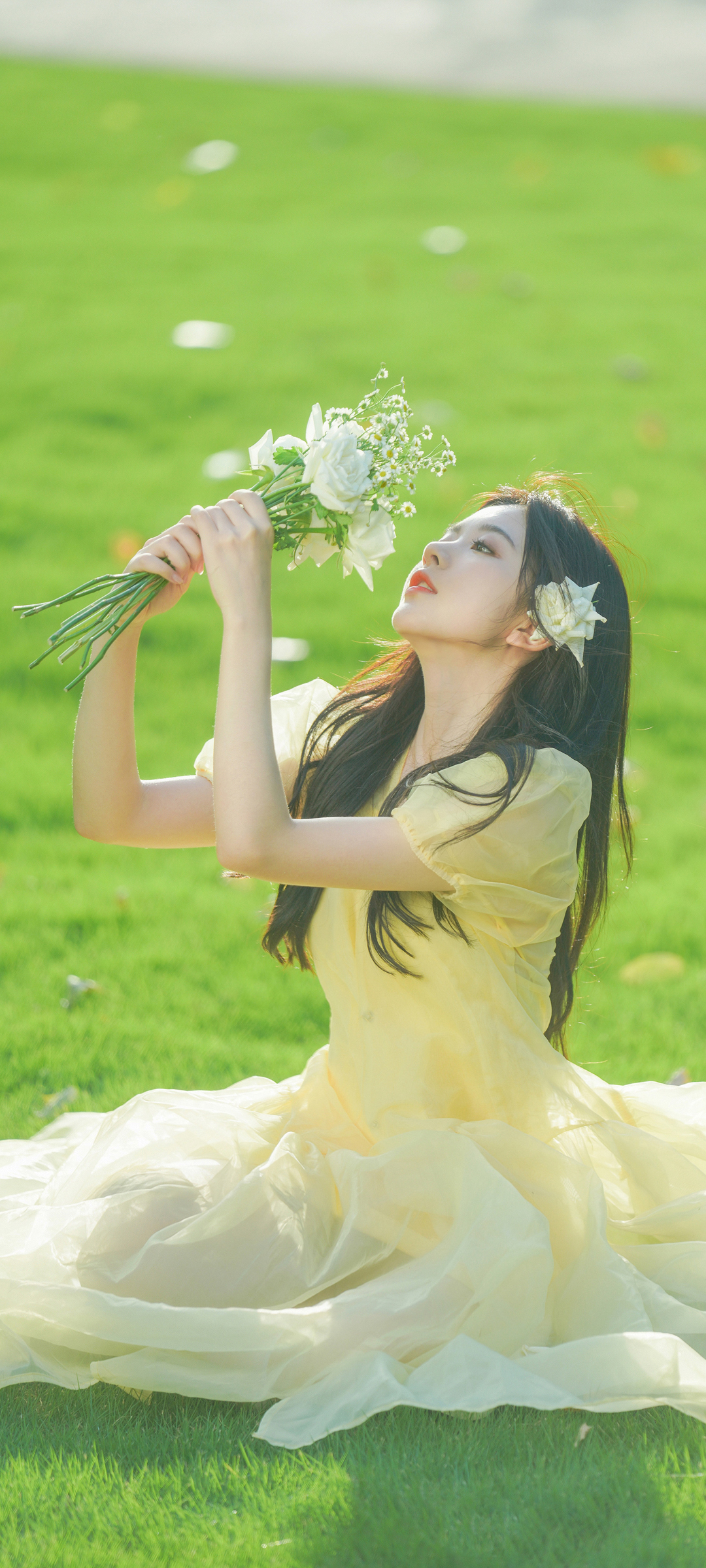 绿色草地鲜花美女彭十六高清手机壁纸