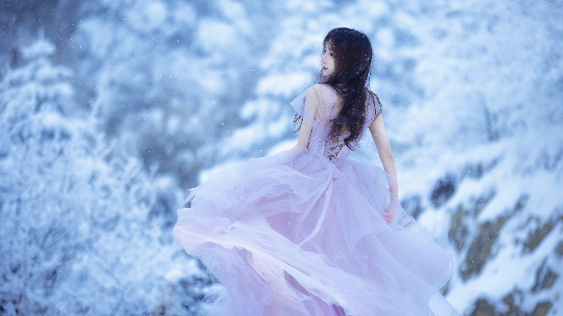 雪 唯美 紫色裙子美女背影高清壁纸