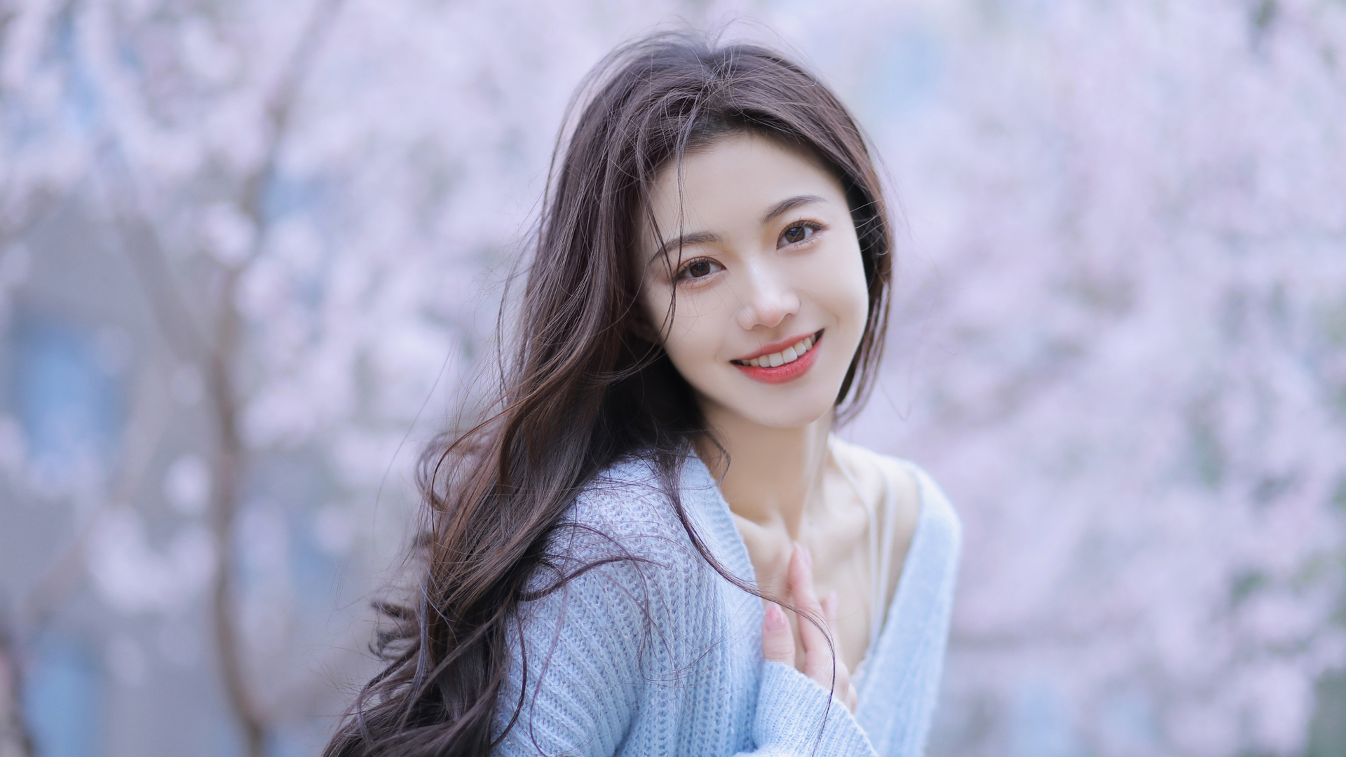 长发甜美美女 蓝色毛衣 好看的清纯动人美女高清壁纸
