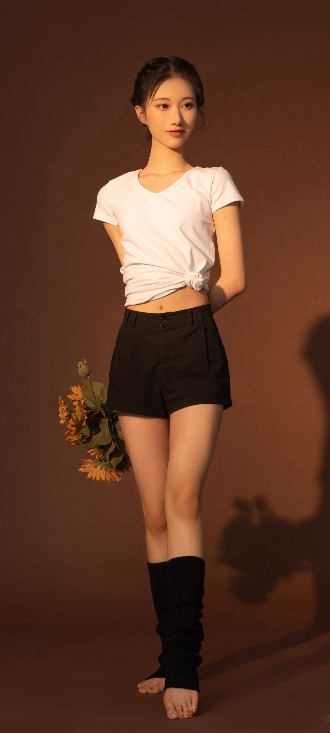 白色衣服美女全屏高清手机壁纸