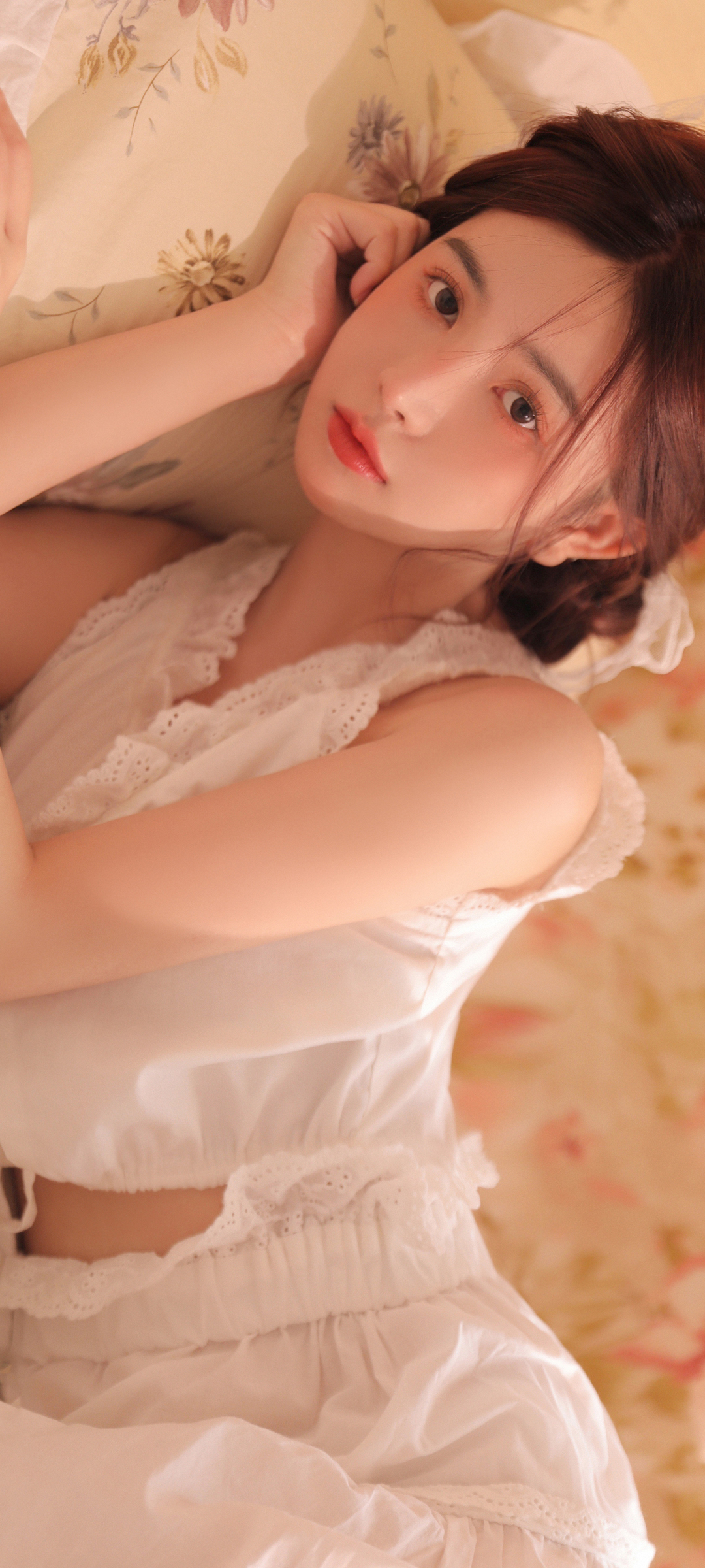 居家白色睡衣养眼美女高清手机壁纸