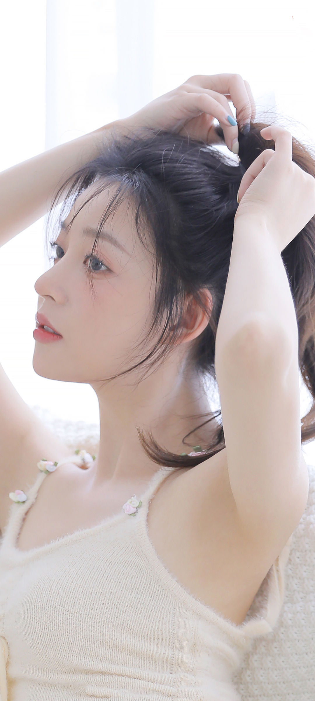 居家美女 绑辫子 白色毛衣 高清手机壁纸