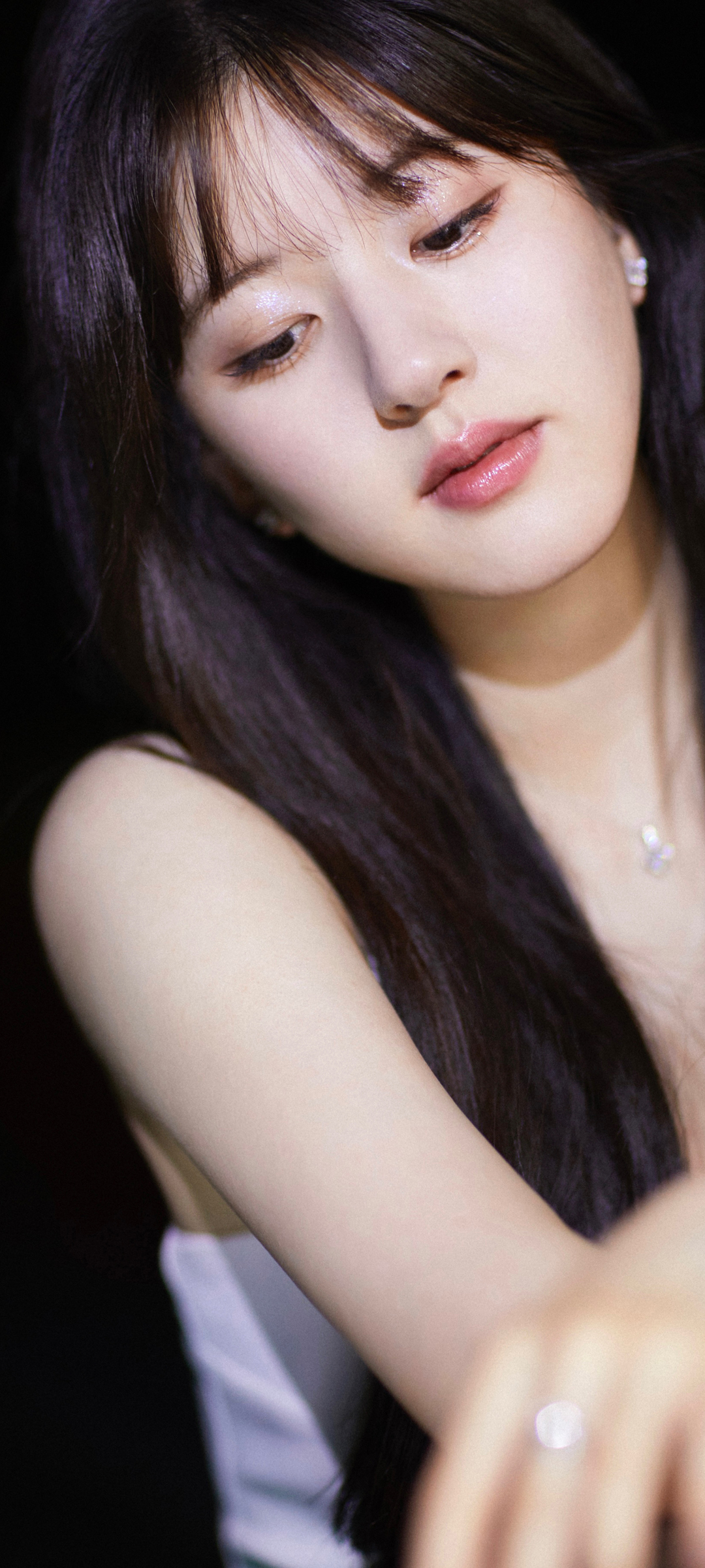 赵露思 长发 唯美 黑色背景 美女高清手机壁纸