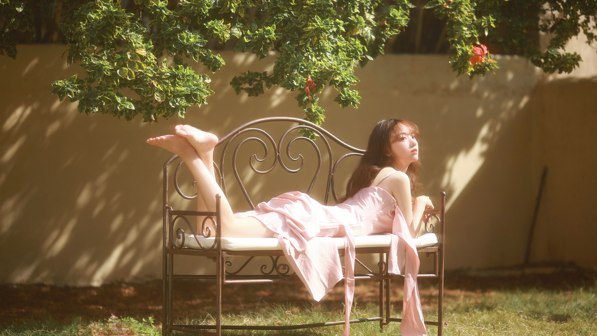 花园 椅子 清纯 美女粉色裙子美女高清壁纸