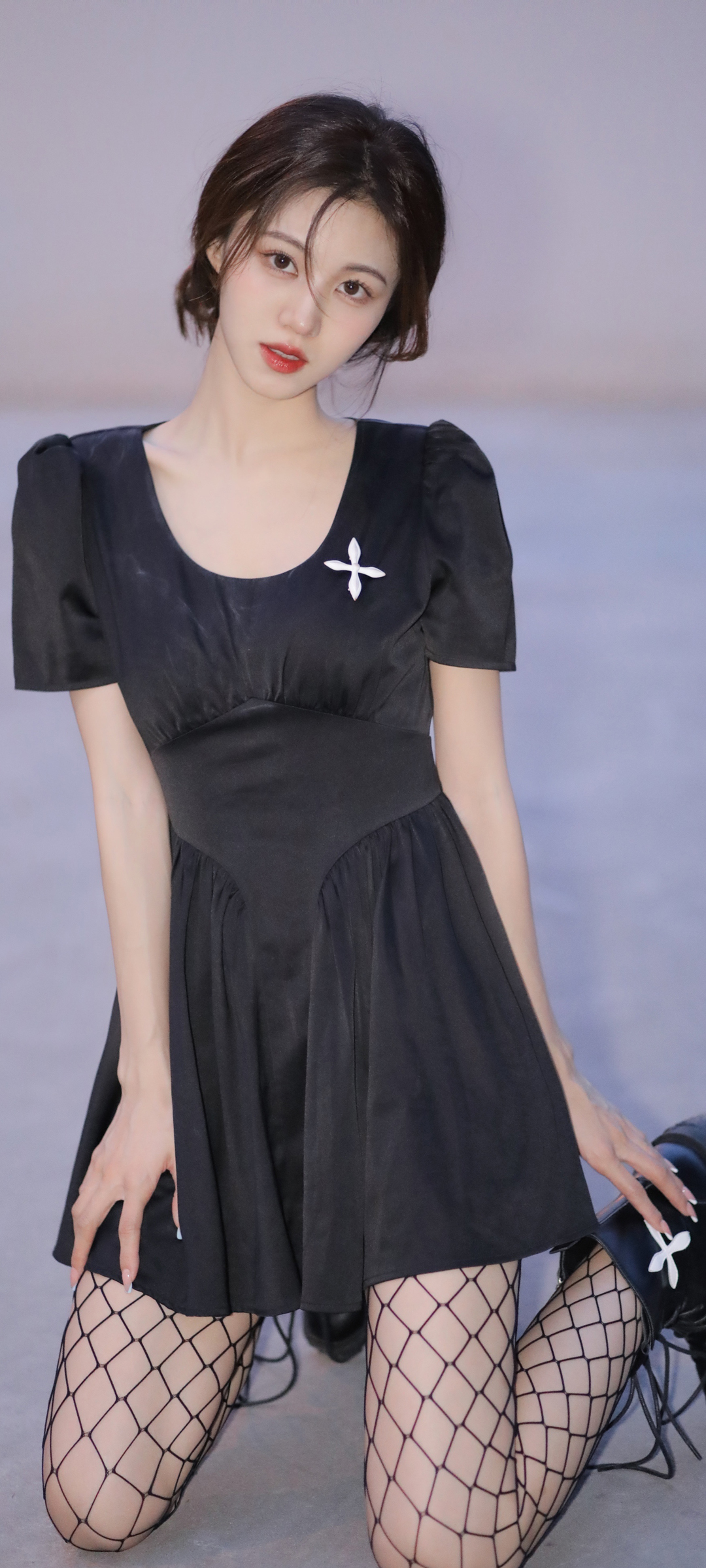 美女黑色裙子 黑色网袜 全屏美女高清手机壁纸