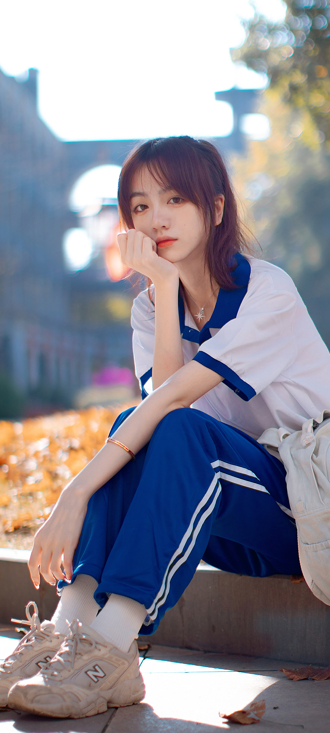 坐在路边的校园校服美女高清手机壁纸