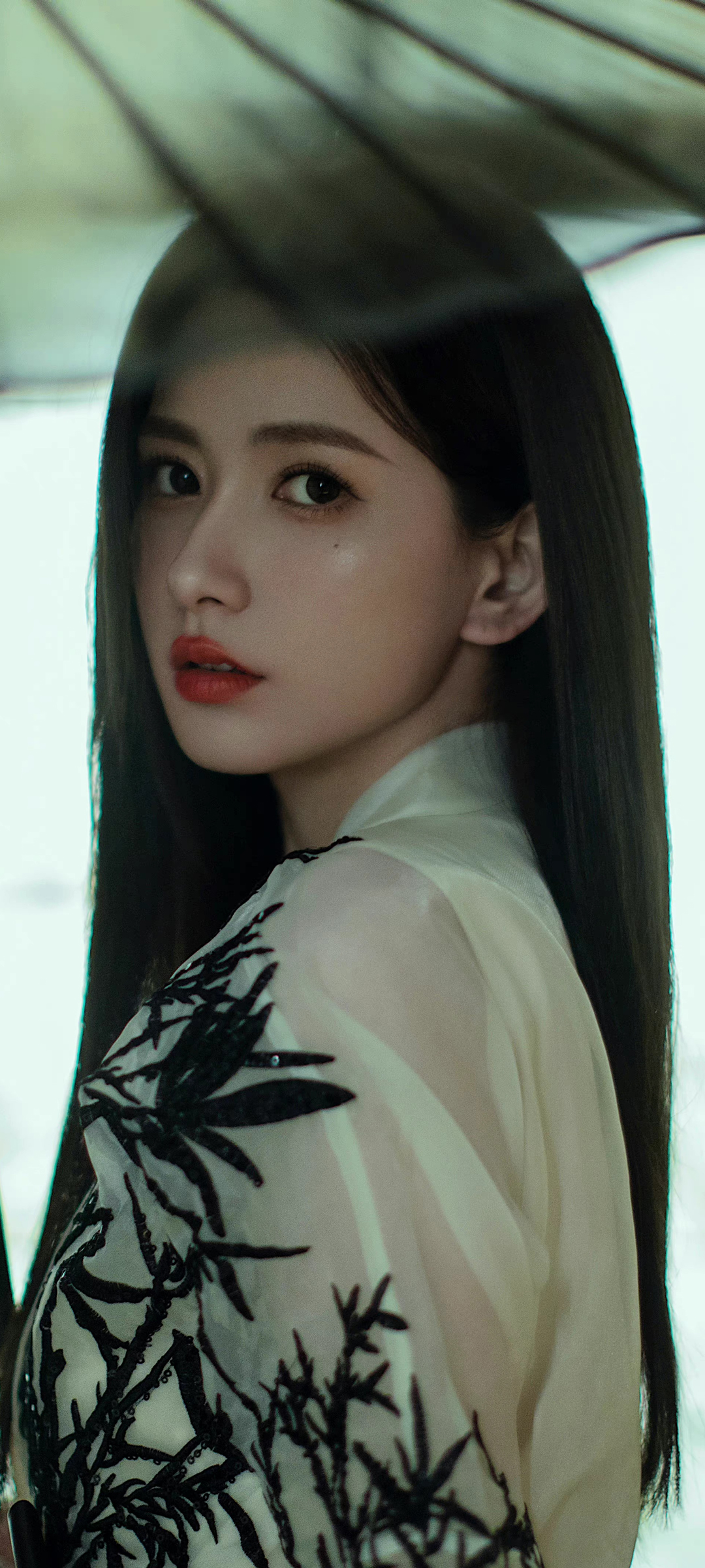 长发美女 伞 王秋紫全屏高清手机壁纸