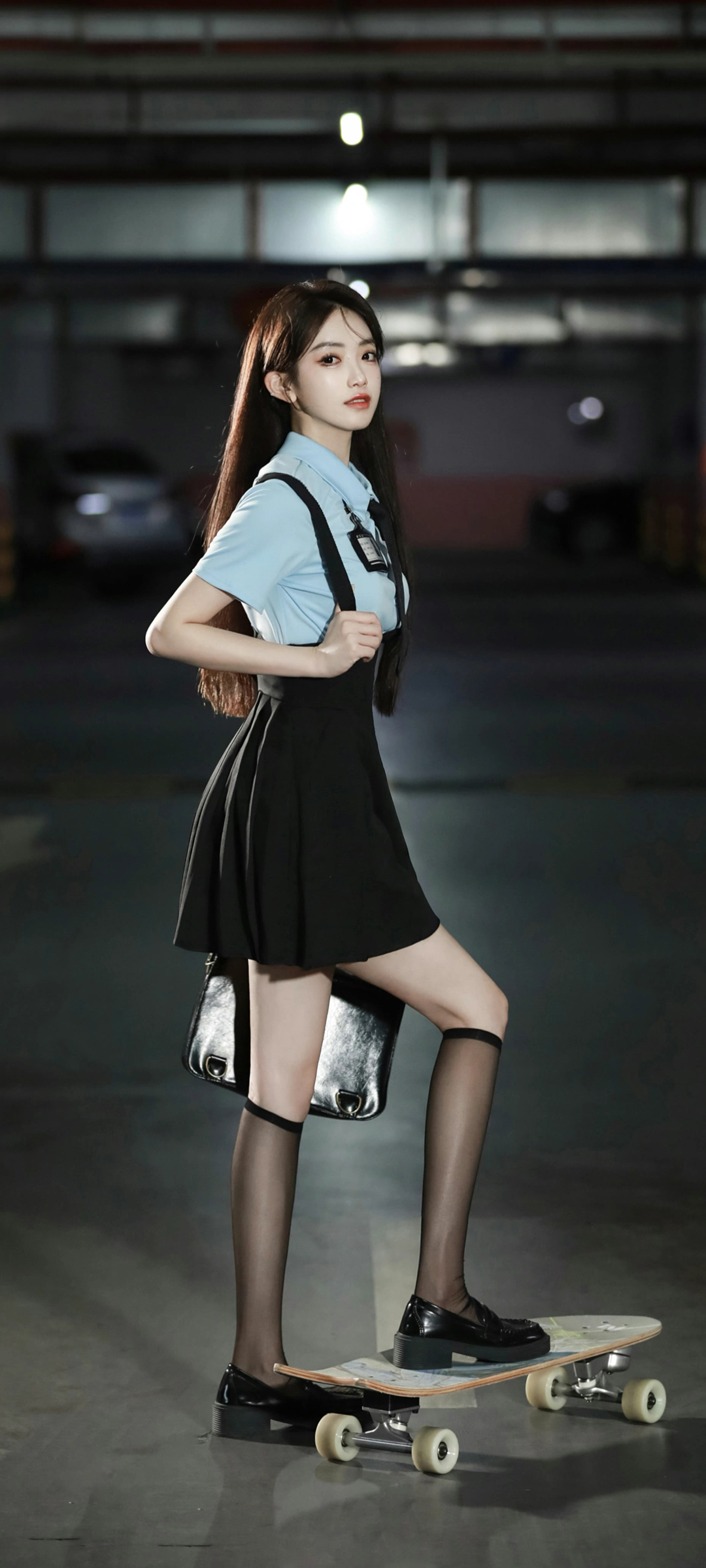 气质个性美女 黑色吊带裙 高清手机图片