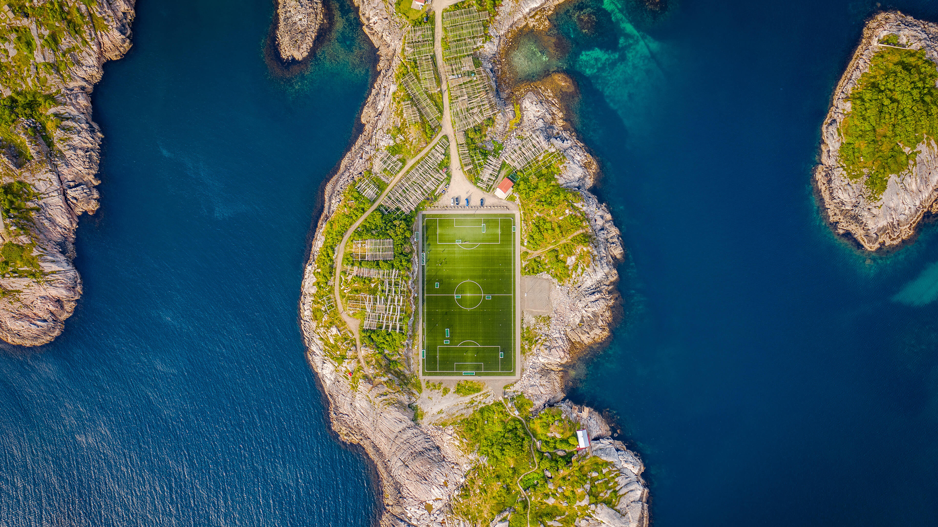 挪威海边足球体育场风景高清壁纸
