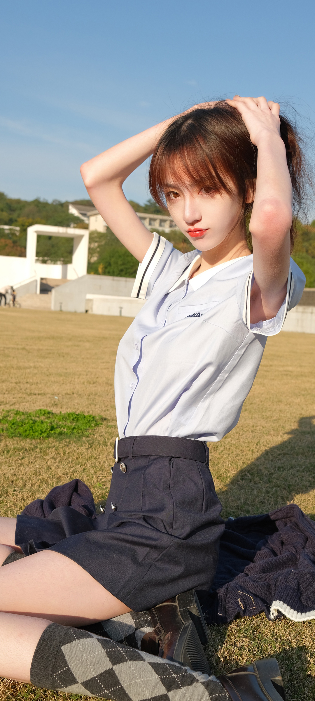 坐在草坪的美女高清手机壁纸