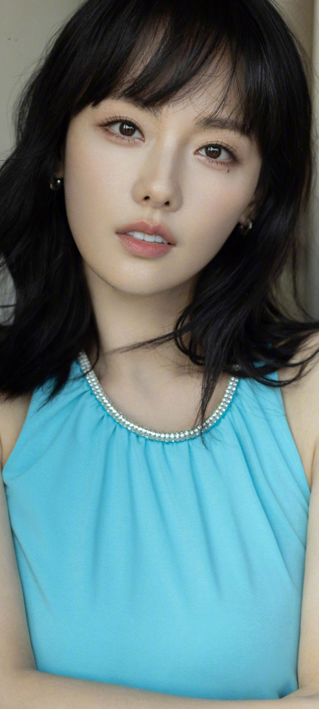 蓝色裙子美女张嘉倪高清手机壁纸