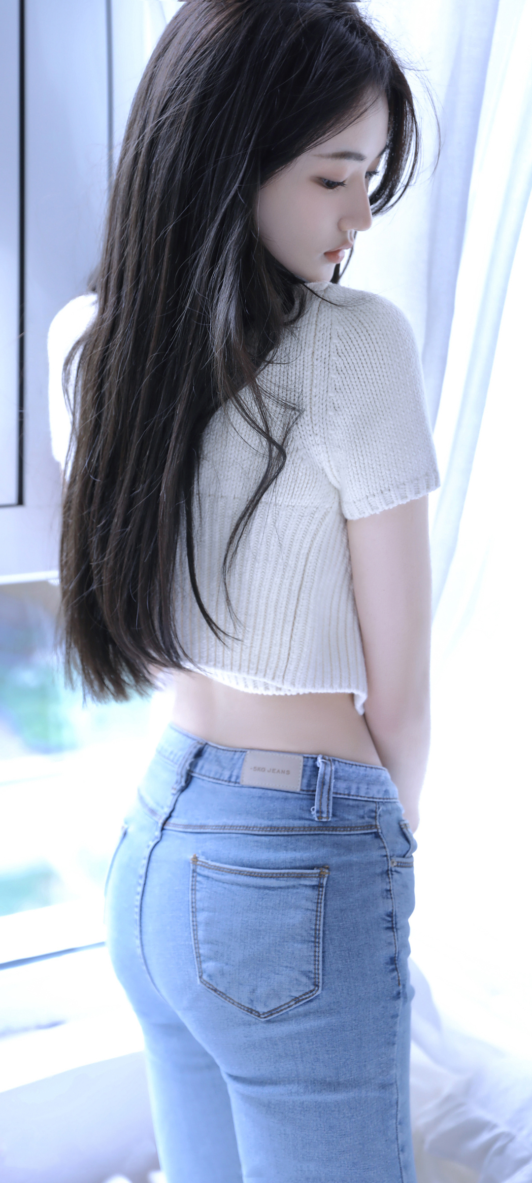 美女 长发 蓝色 牛仔裤 高清手机壁纸