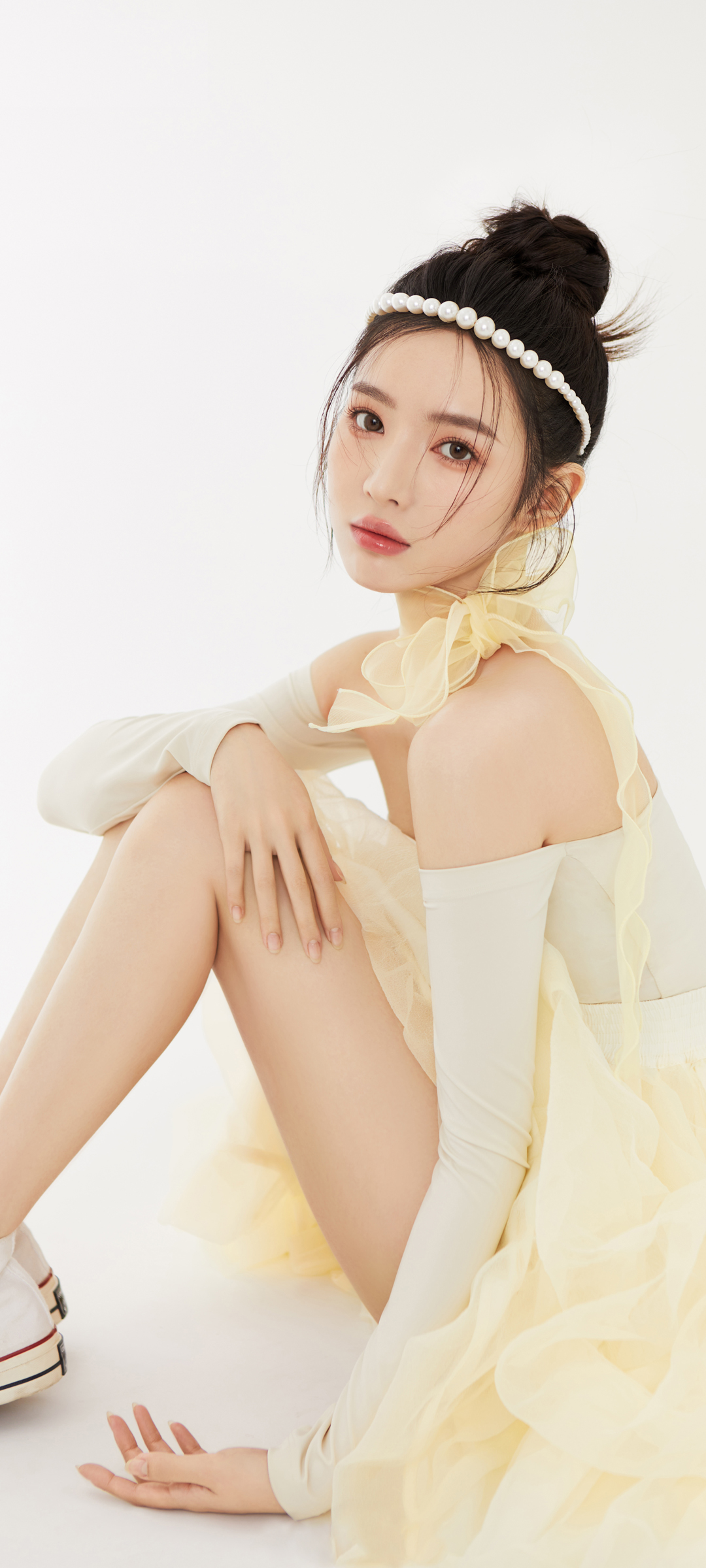 坐在地板可爱养眼美女高清手机壁纸