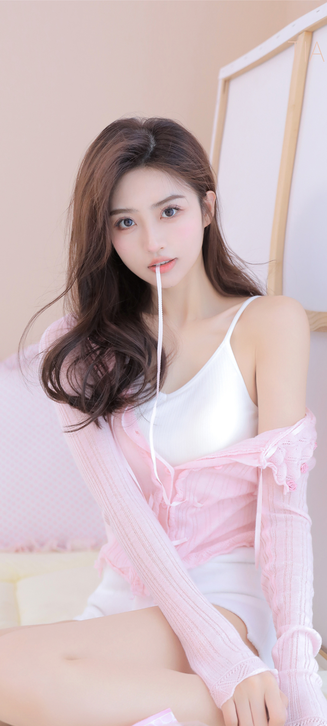 居家美女 粉色毛衣 好看身材全屏高清手机壁纸
