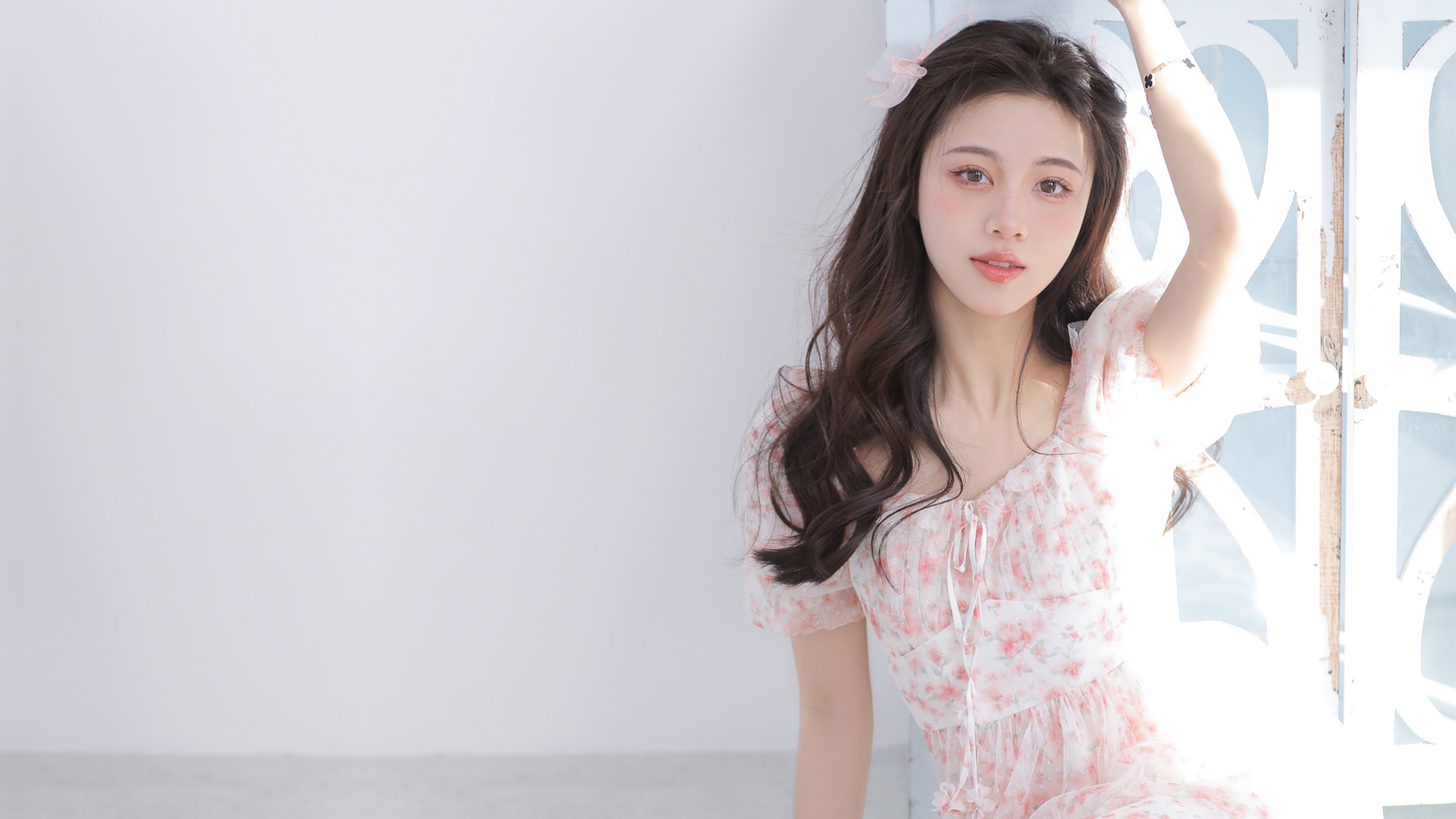居家美女小姐姐 粉色裙子 养眼美女高清壁纸