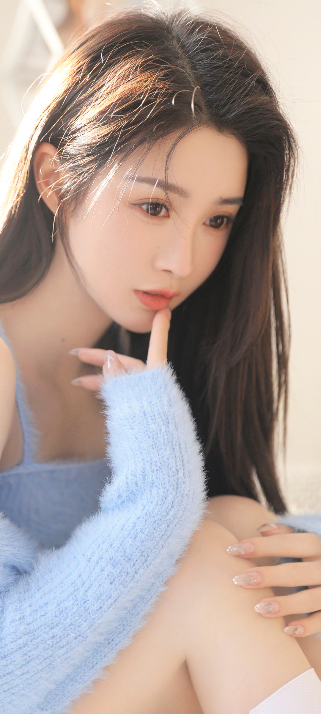 蓝色毛衣长发养眼美女全屏高清手机壁纸