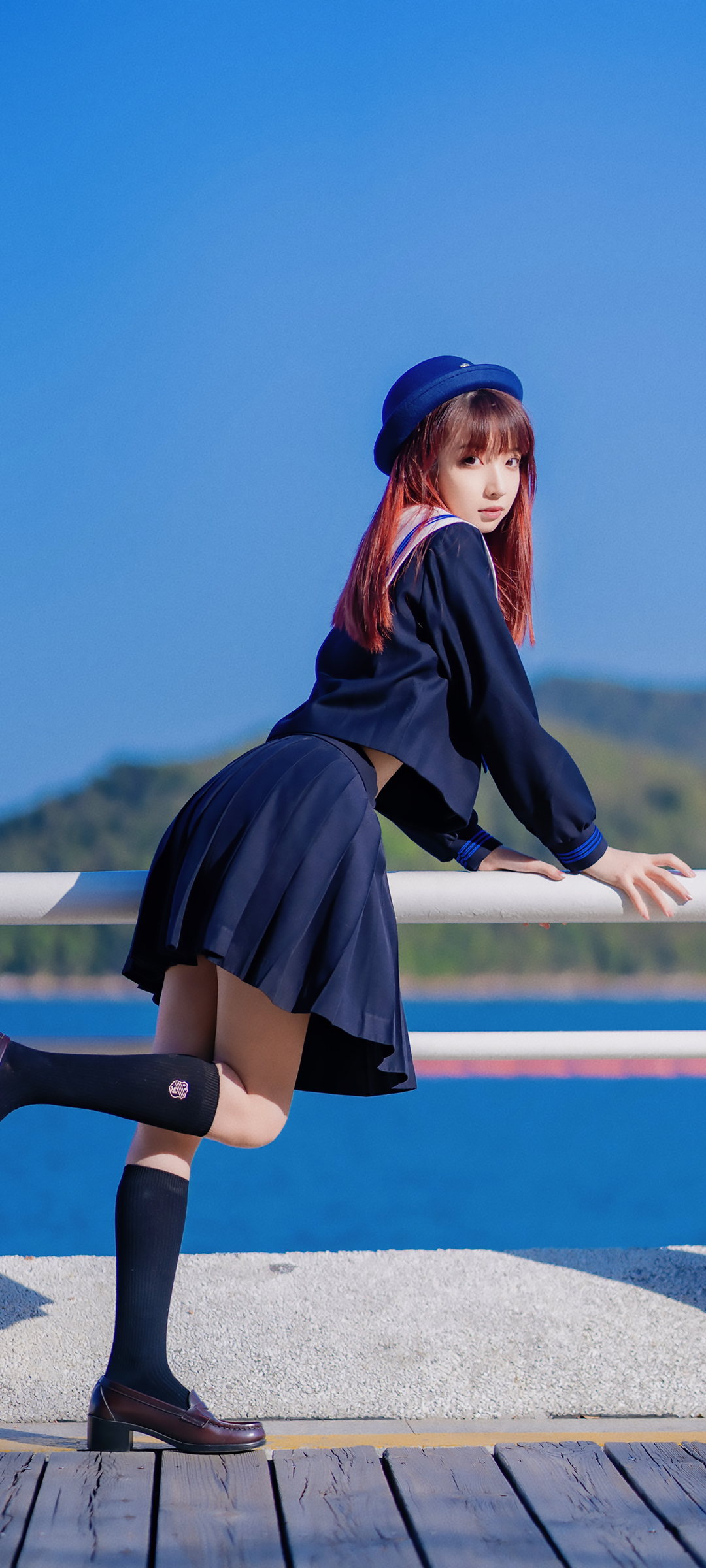 深蓝色水手服美女高清手机壁纸