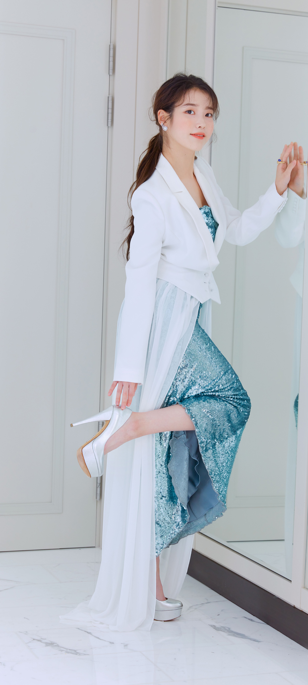 李知恩居家写真高清手机壁纸