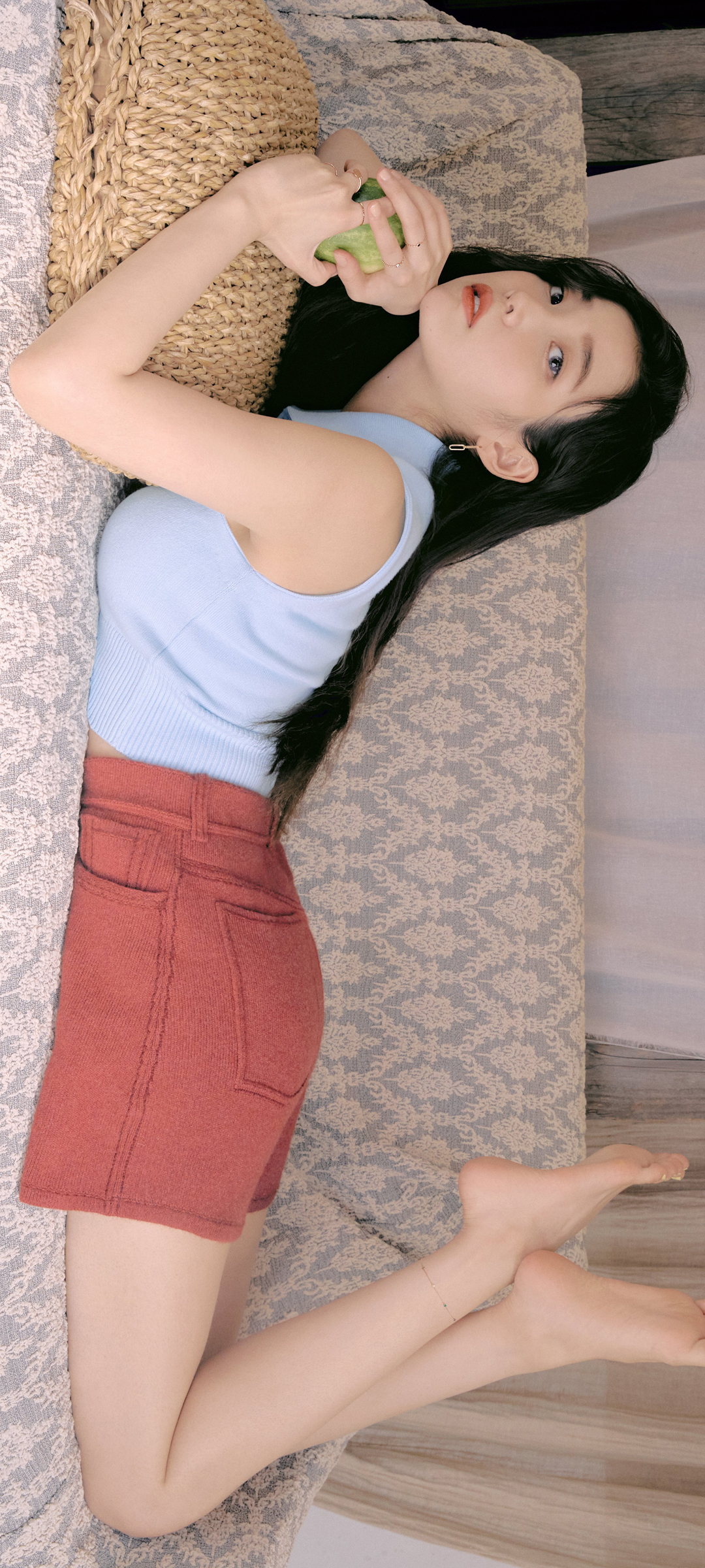 李知恩居家沙发写真高清手机壁纸