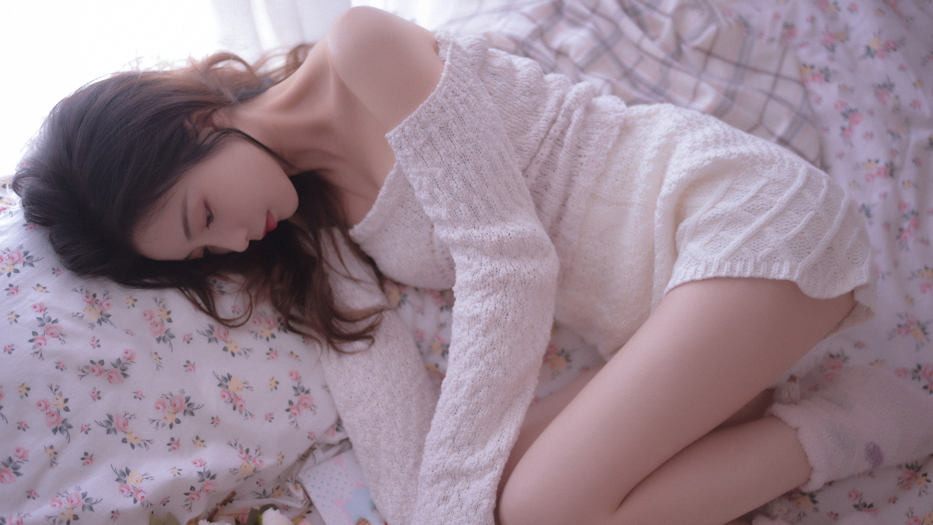 白色毛衣 碎花被子 清纯美女高清壁纸