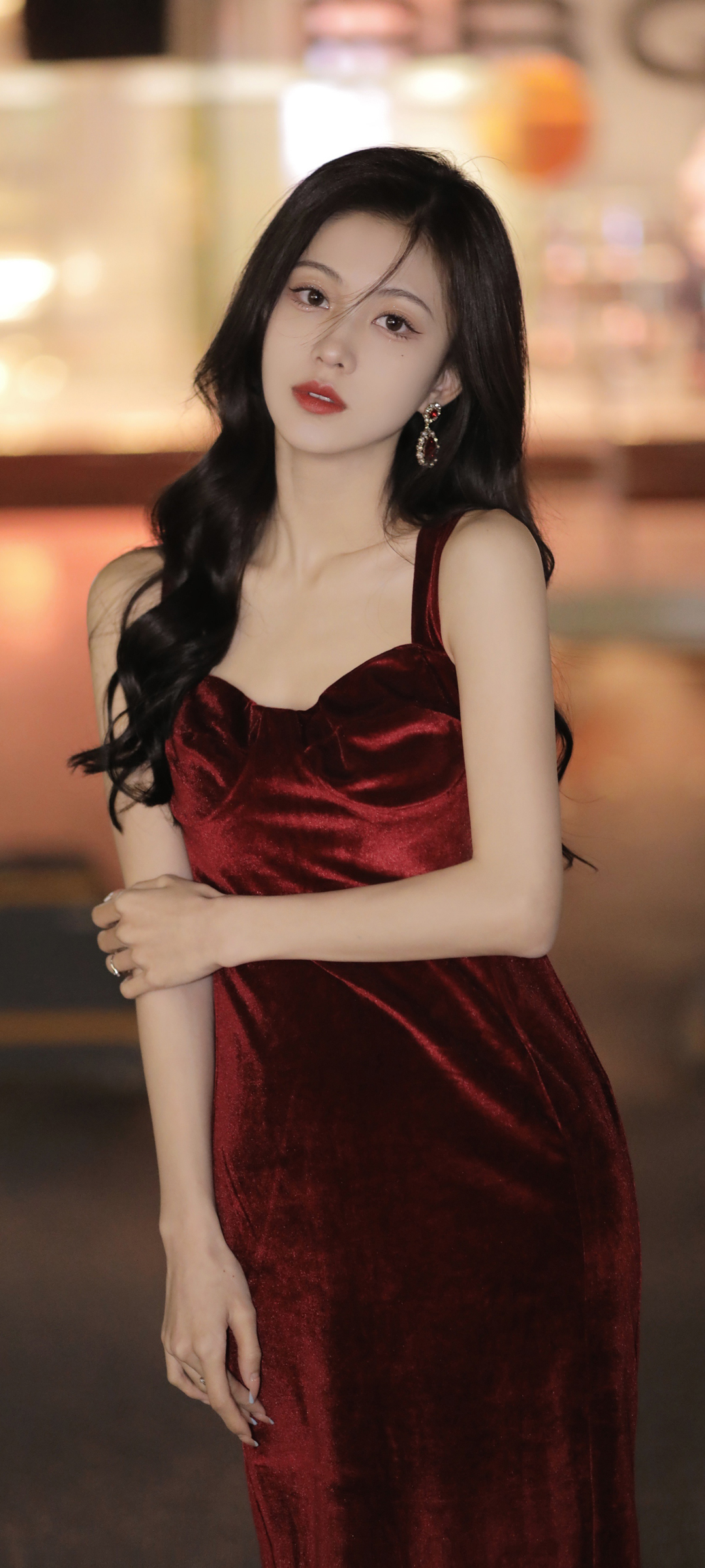 红色礼服裙子美女全屏高清手机壁纸