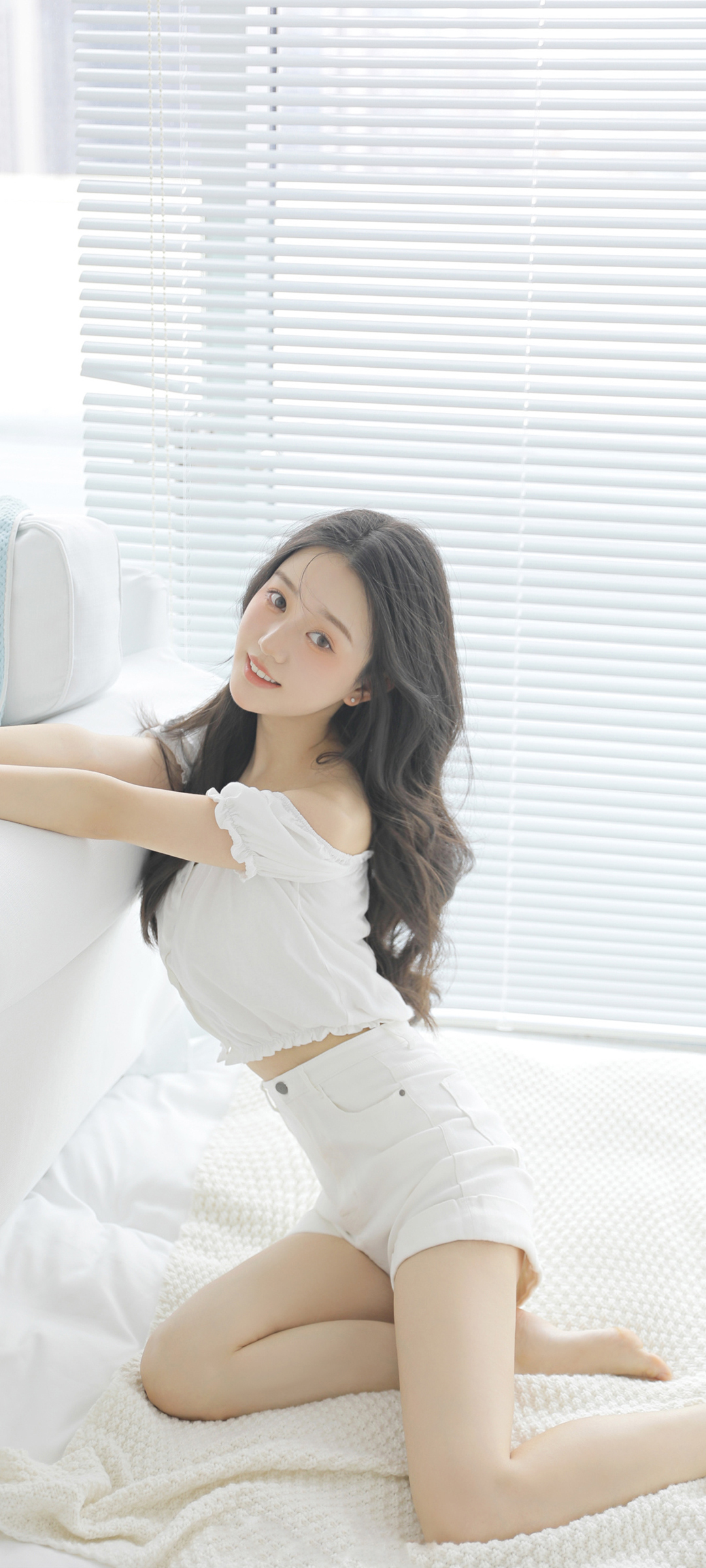 居家可爱清纯美女长发白色短裙子高清手机壁纸