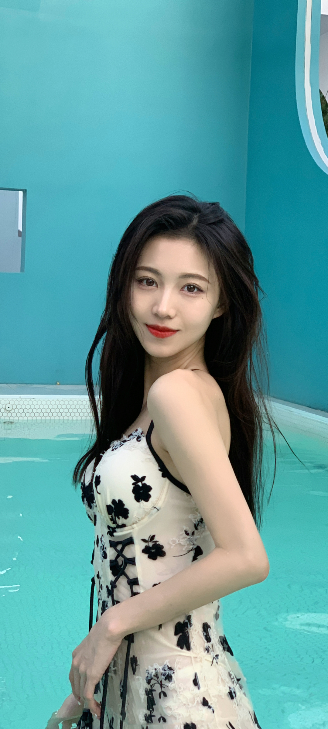 游泳馆 泳池 漂亮美女回头高清手机壁纸