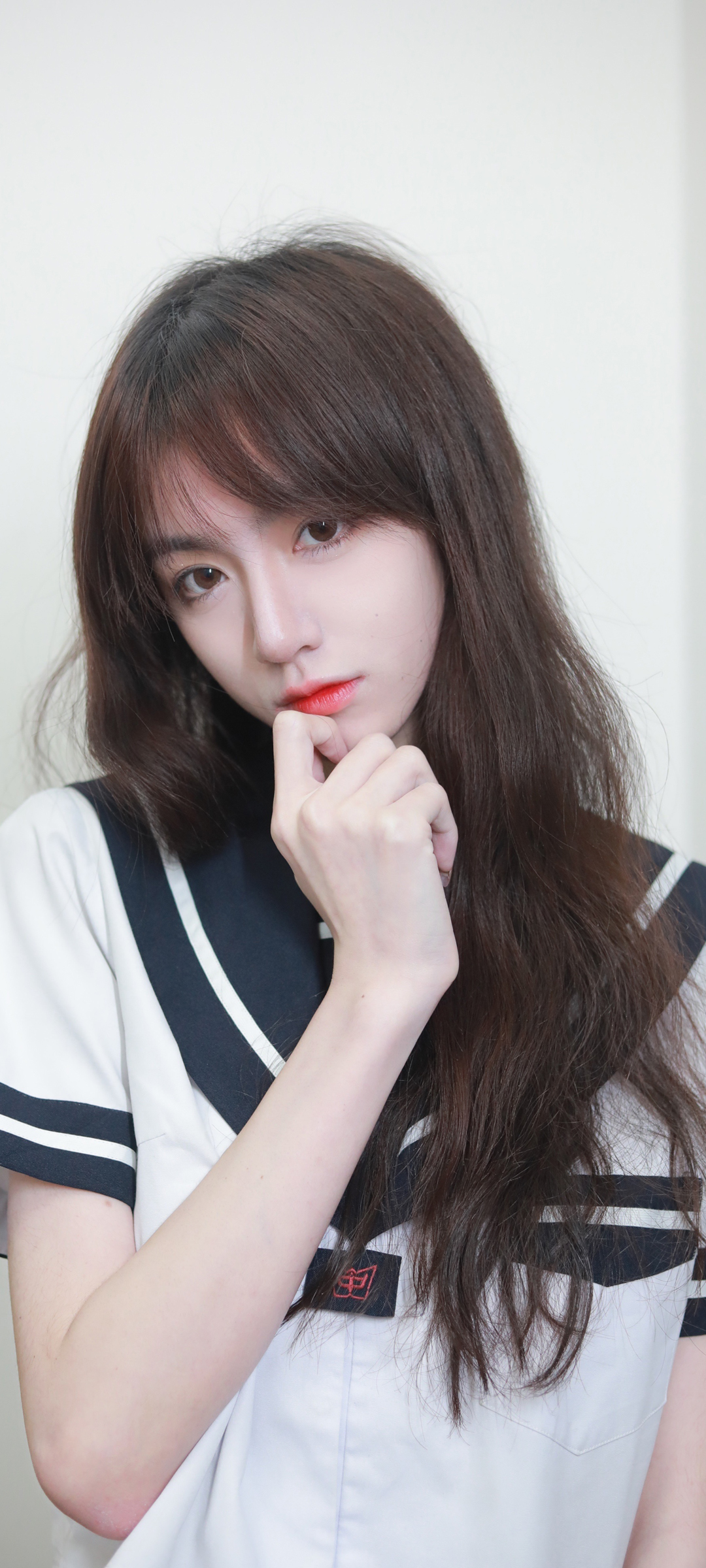 长发白色校服美女高清手机壁纸