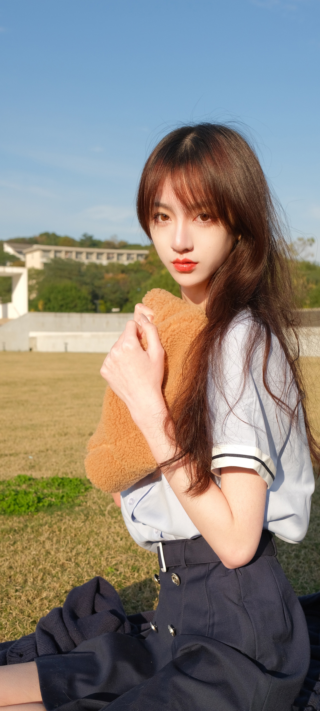 坐在草地长发美女 黑色裙子 美女高清手机壁纸