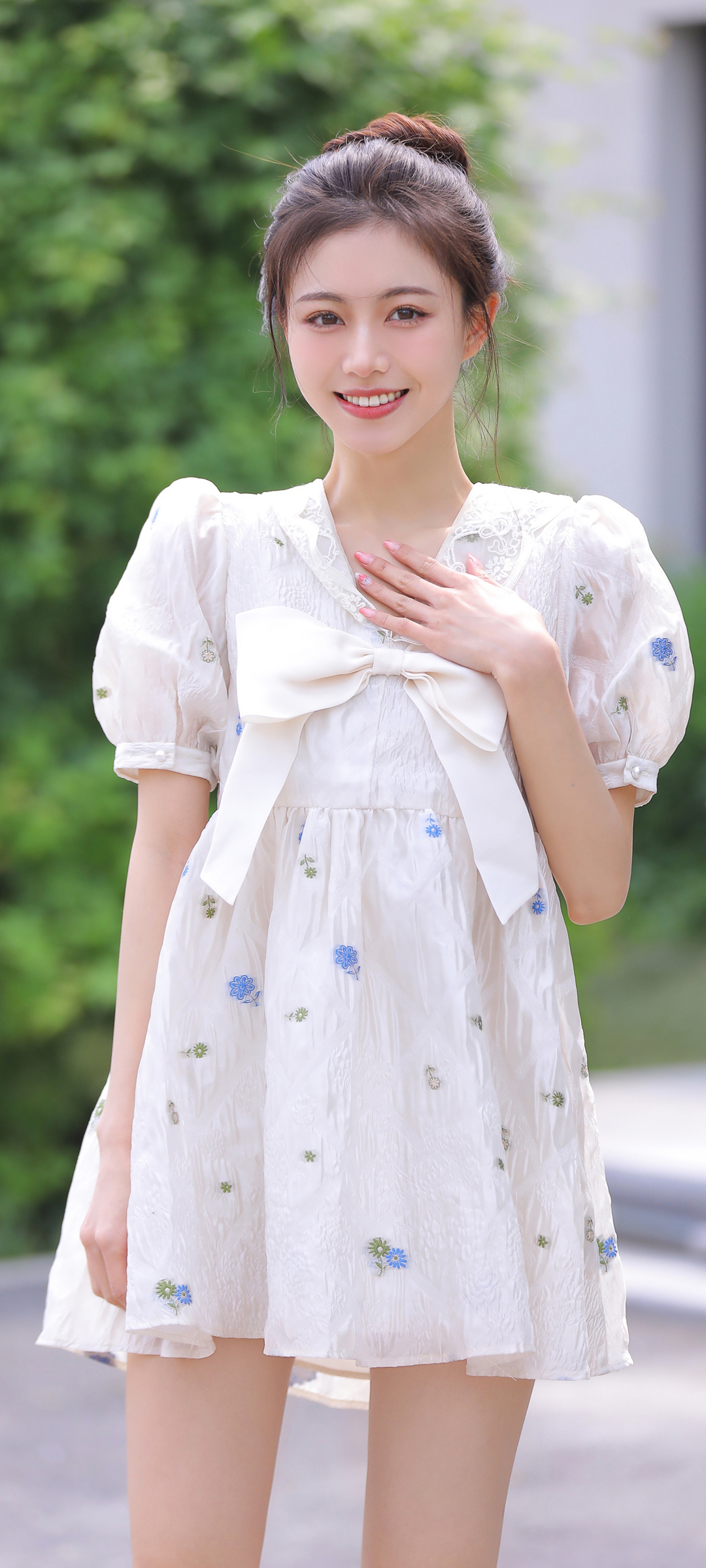 白色裙子可爱美女杨茗茗高清手机壁纸