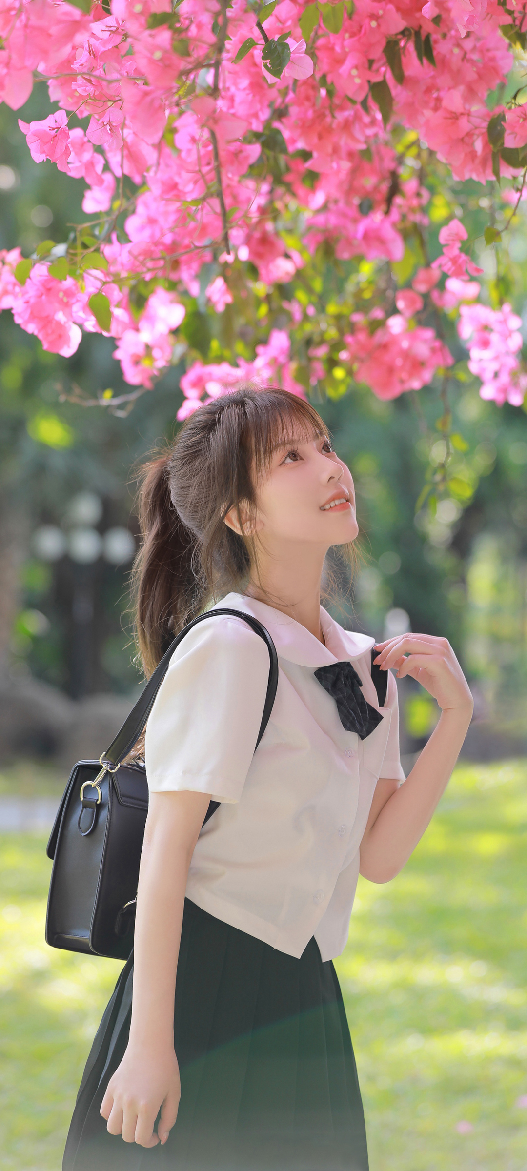 公园 鲜花 白色衬衫 黑色百褶裙清纯美女高清手机壁纸