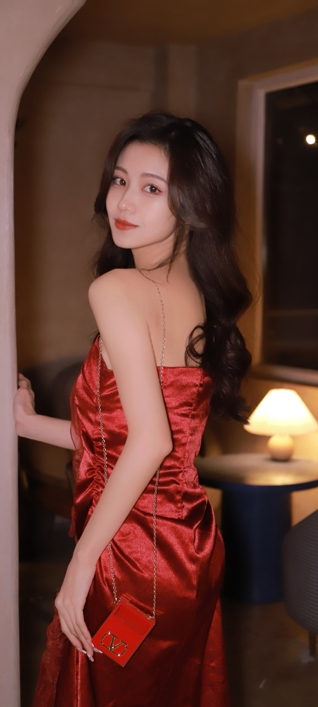 红色裙子 背影 美女 回头 高清手机壁纸