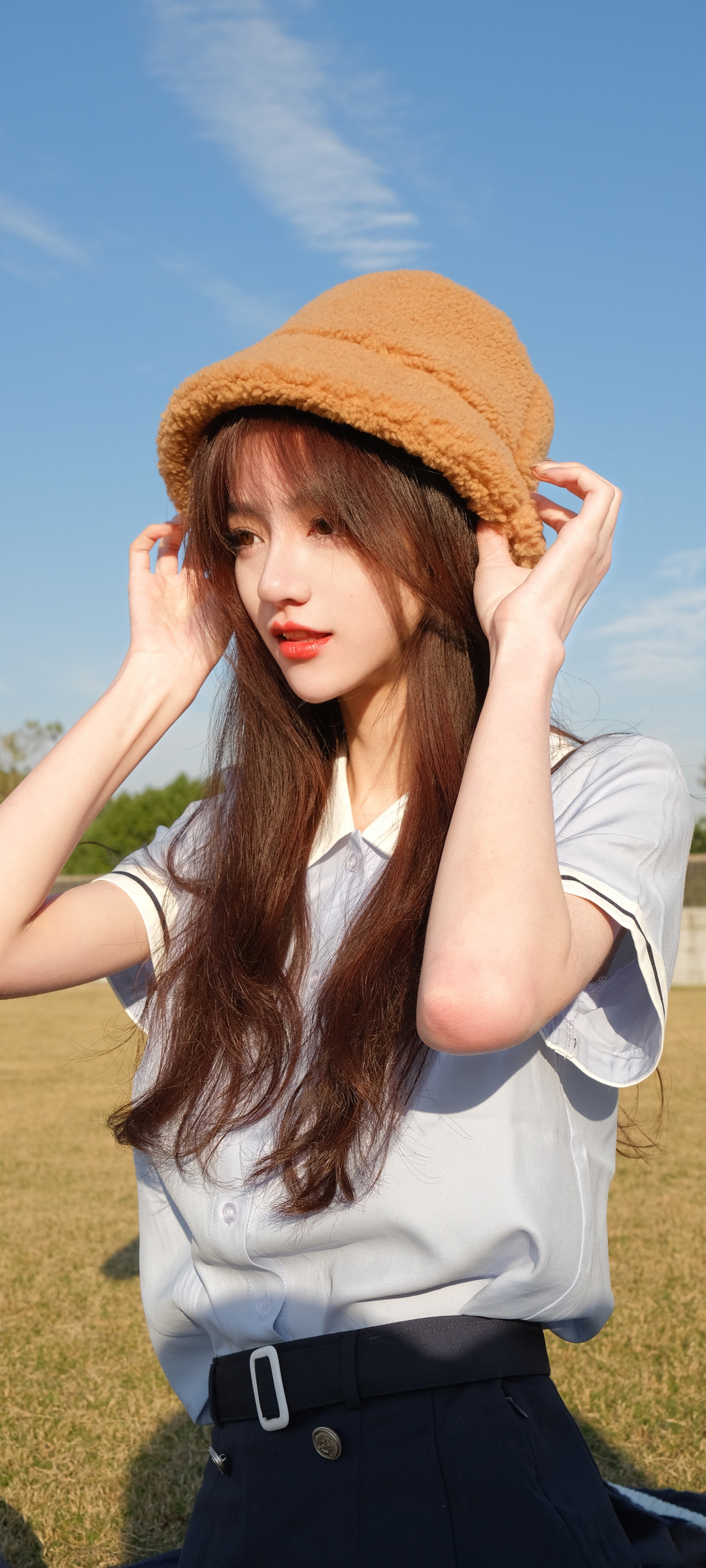 可爱好看美女帽子白色衣服高清手机壁纸