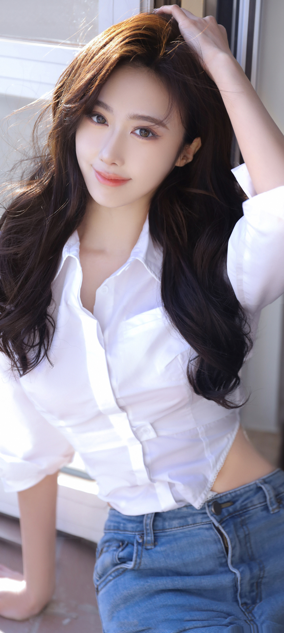 白色衬衫牛仔裤美女高清手机壁纸