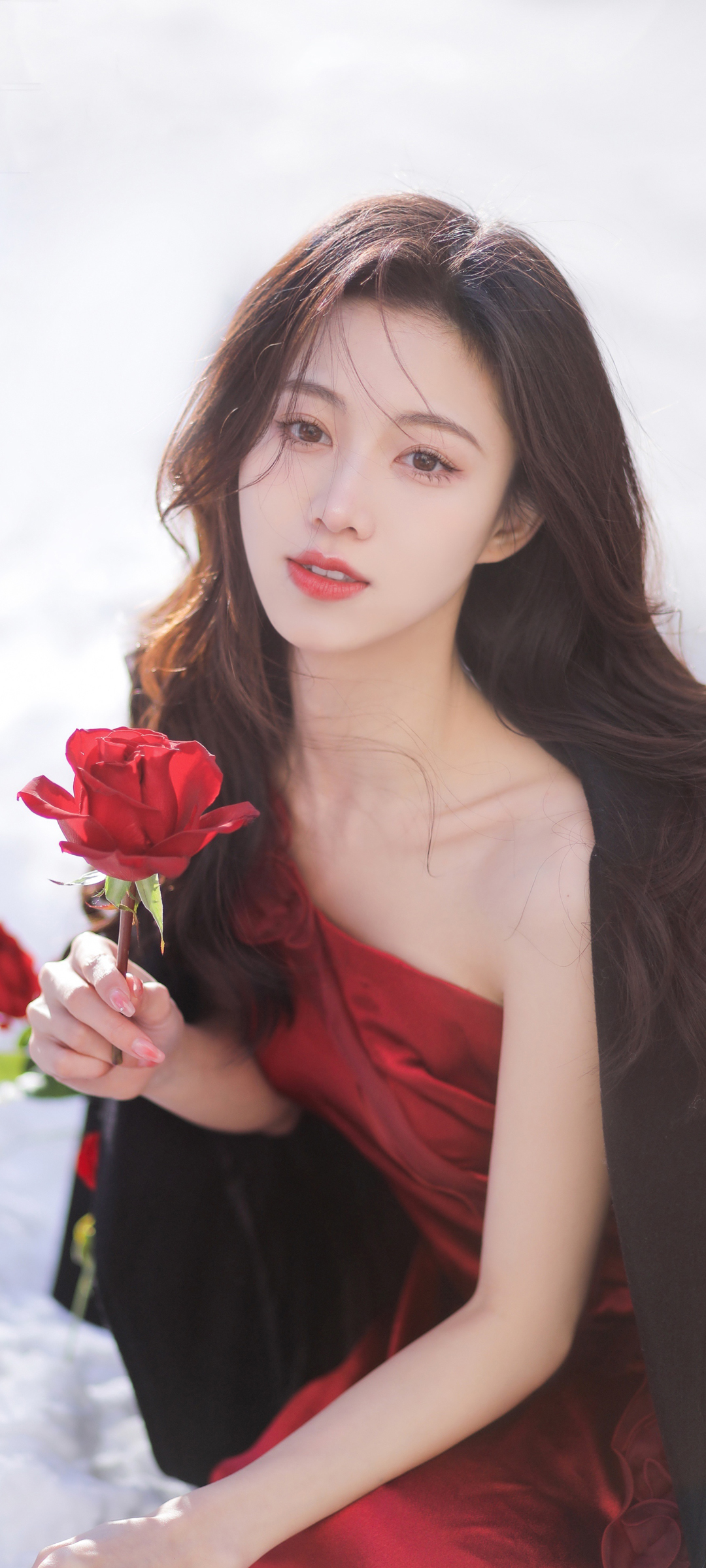 红色裙子 长发 玫瑰花 甜美美女高清手机壁纸