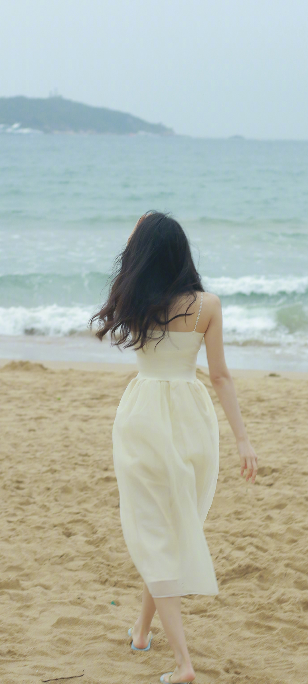 美女 裙子 背影 海滩 海边 高清手机壁纸