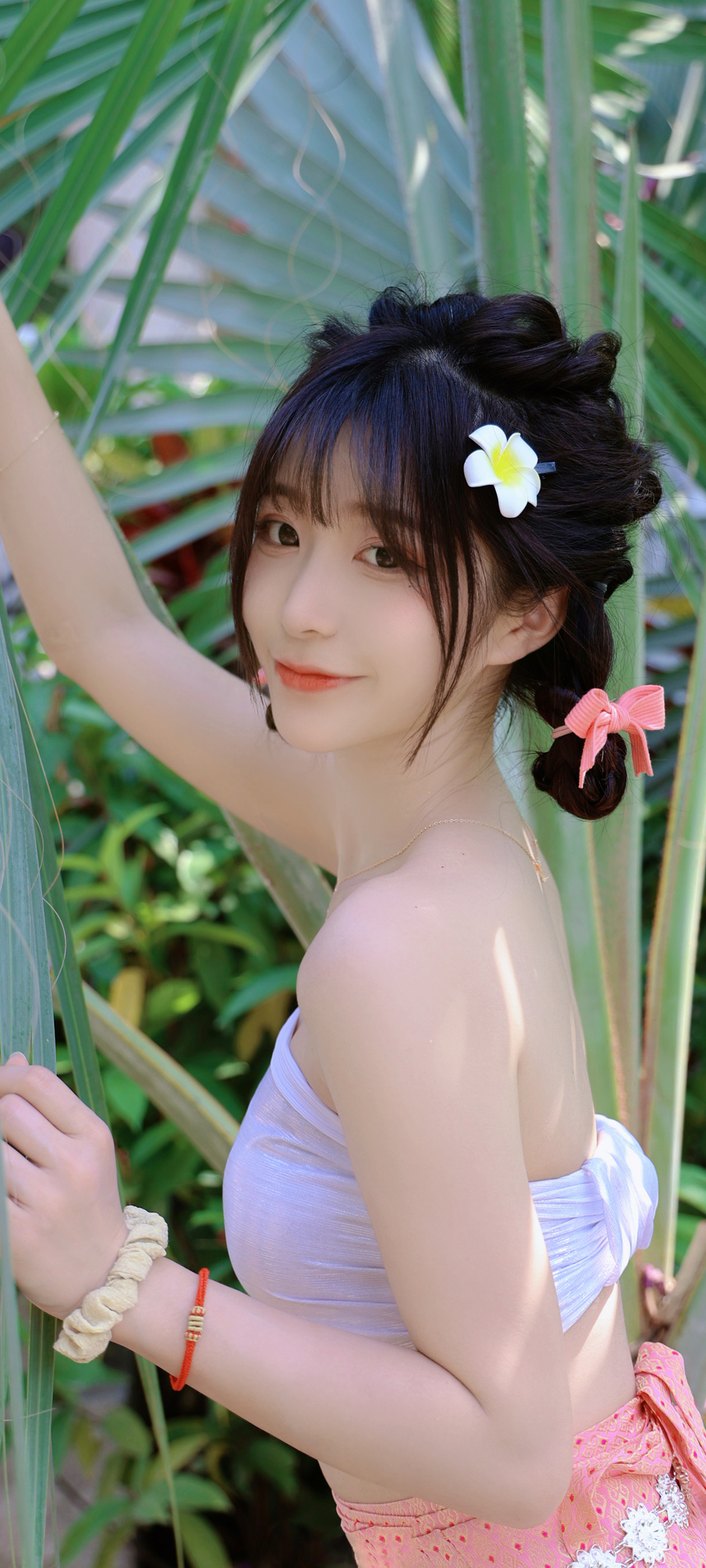 户外可爱美女高清手机壁纸