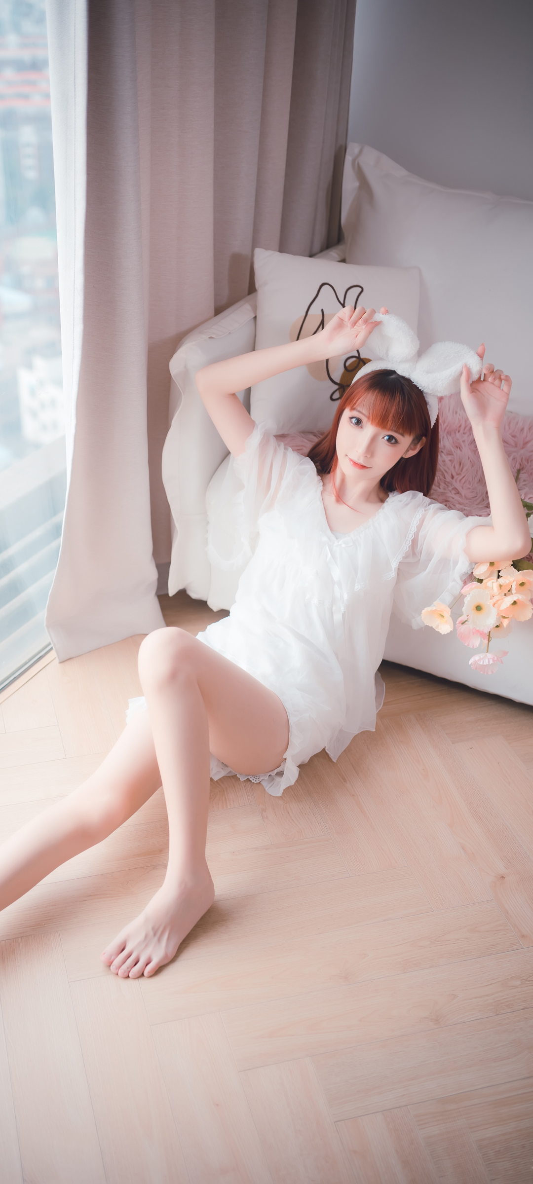 居家 坐地板的美女高清手机壁纸