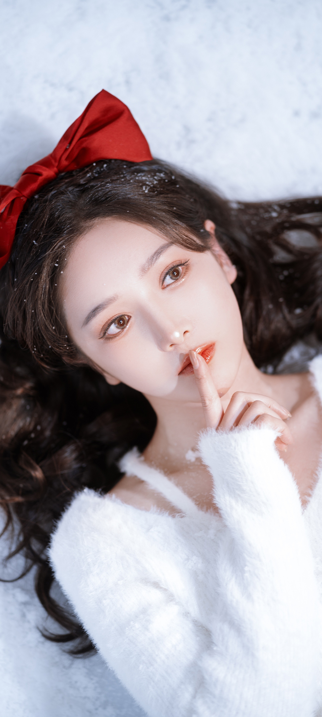 躺在雪地的可爱好看美女高清手机壁纸