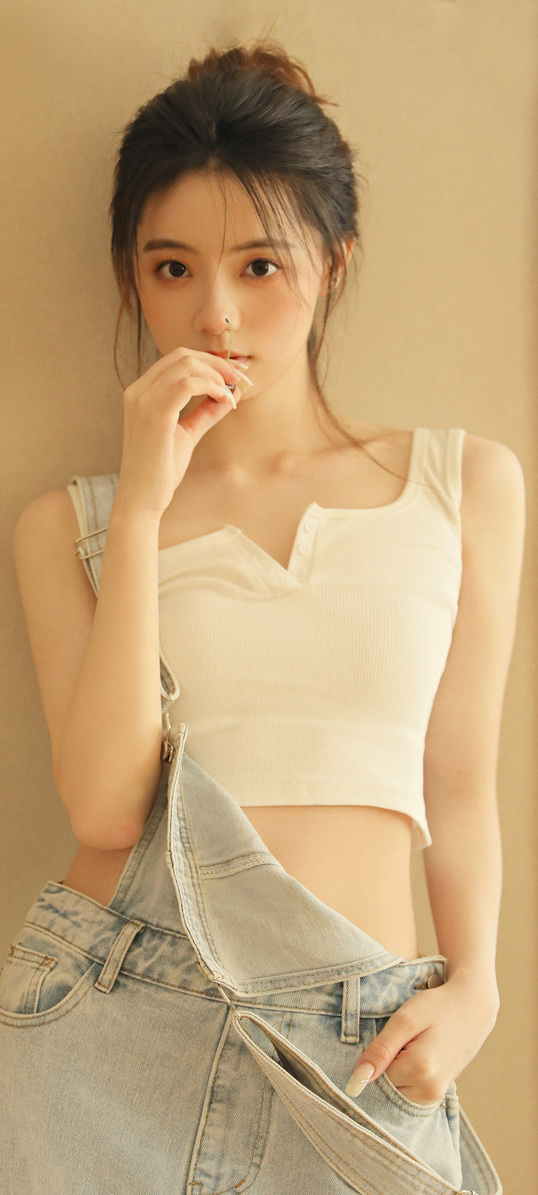 居家养眼美女背带牛仔裤全屏高清手机壁纸