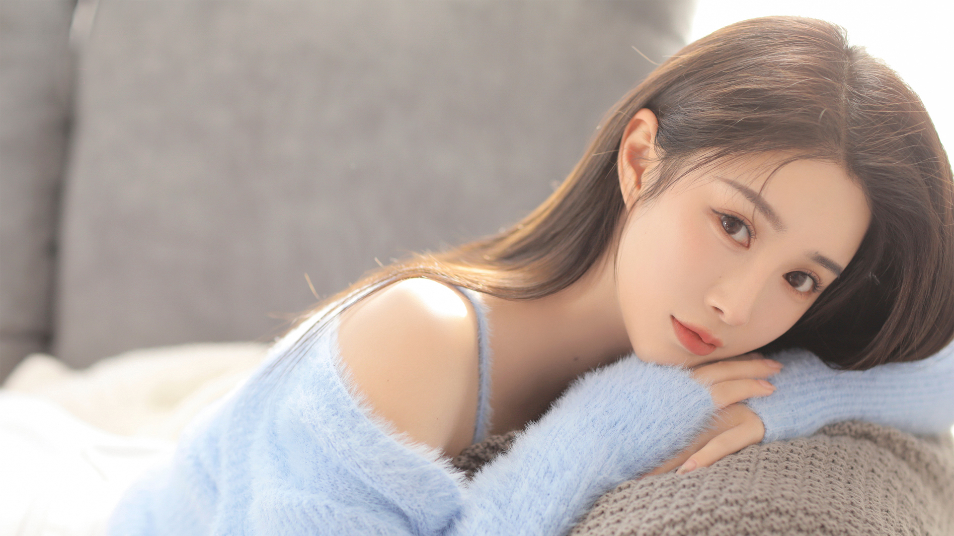 居家蓝色毛衣好看美女高清壁纸