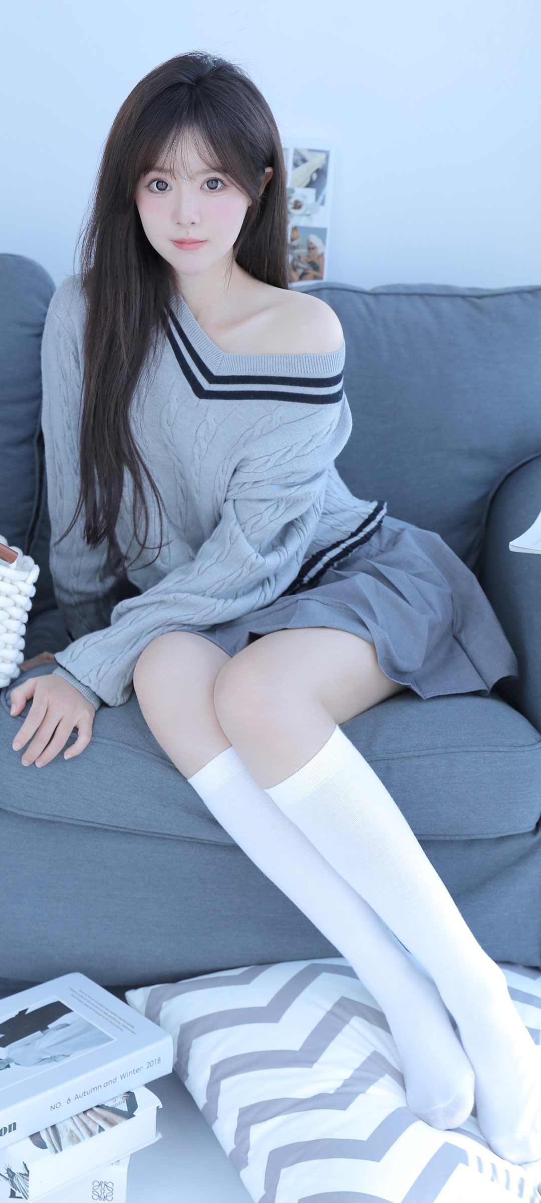 居家沙发小巧身材美女高清手机壁纸