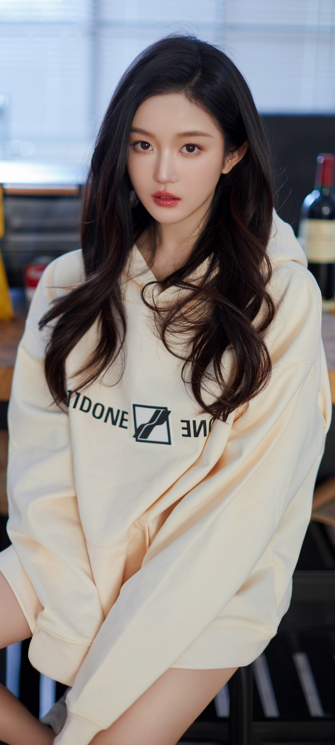 长发清纯文静美女全屏高清手机壁纸