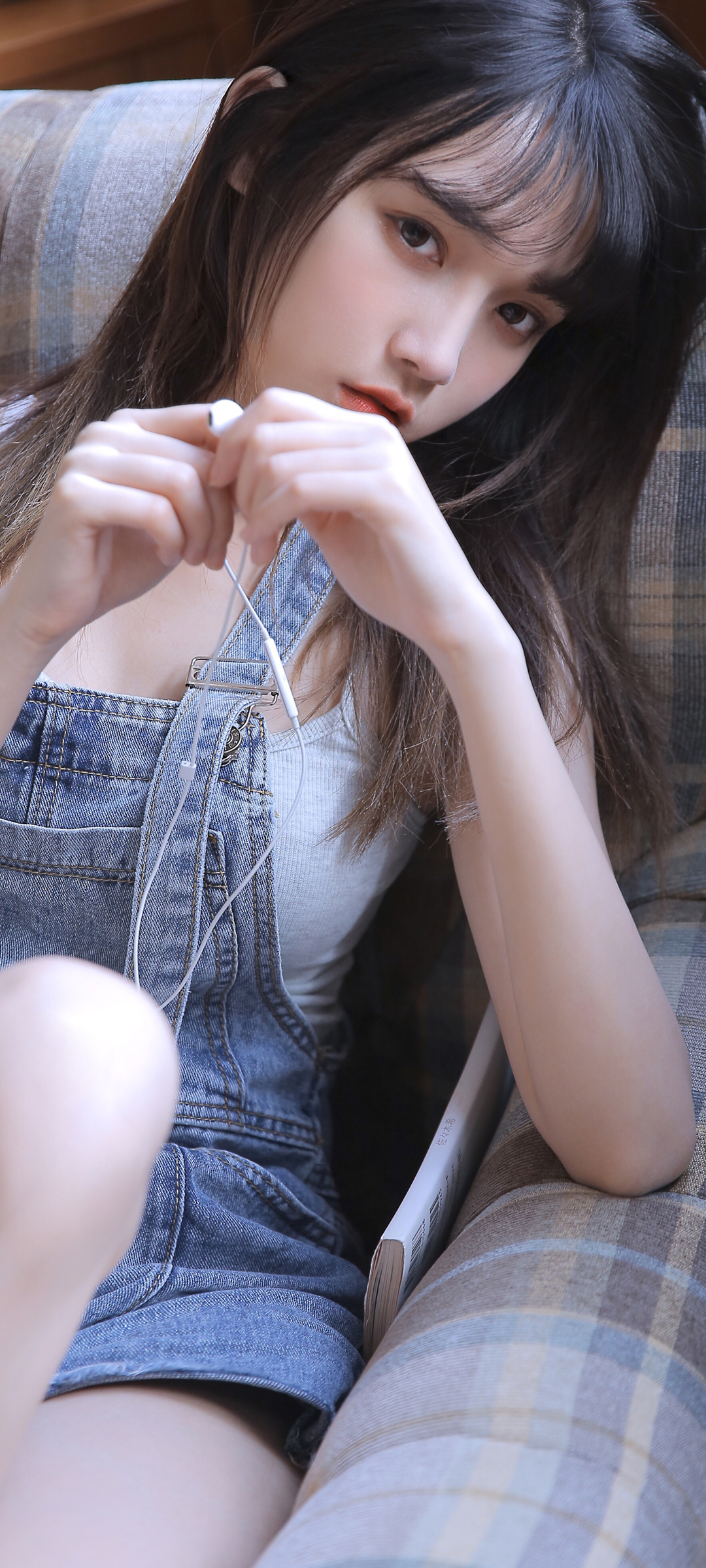 宋昕冉 背带牛仔裤美女高清手机壁纸