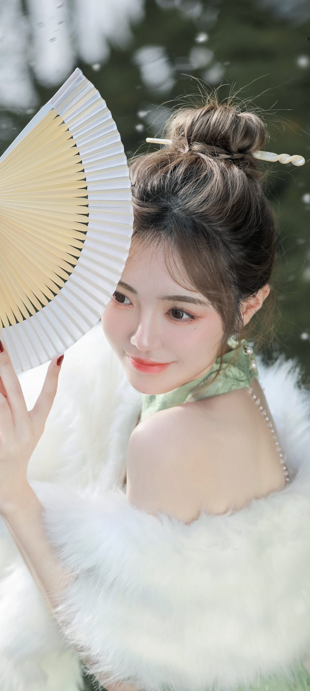 鹿醒 香肩 扇子 美女高清手机壁纸